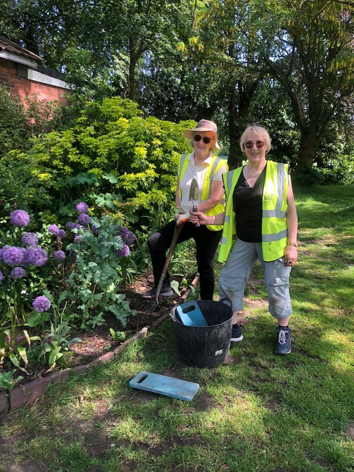 Bank Holiday Volunteers Embrace the Heat in Didsbury Park
