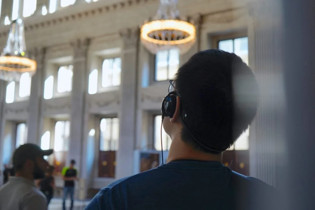 Visitante usando audioguía en un espacio interpretativo