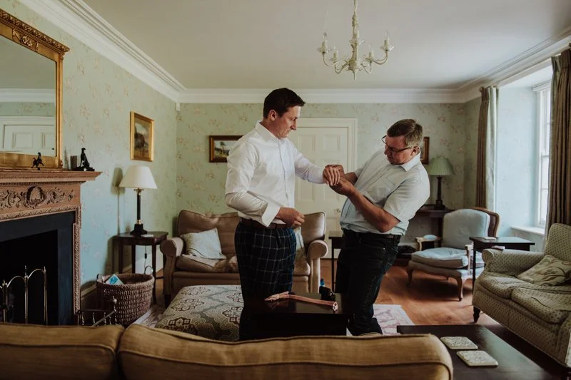 Heiraten im Zelt bei einer englischer Gartenhochzeit fotografiert von Claudia Weaver. Die Auslandshochzeit startet mit dem Getting Ready on Braut und Bräutigam im Flete Estate auf typisch englische Art.