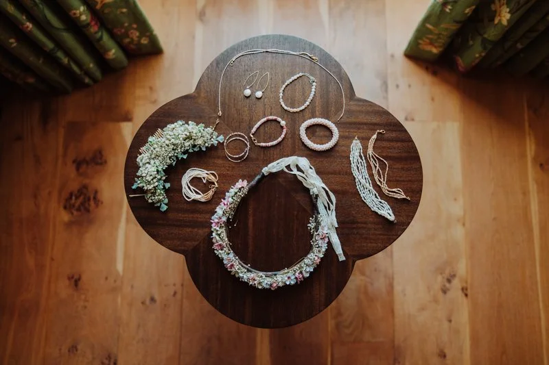 Heiraten im Zelt bei einer englischer Gartenhochzeit fotografiert von Claudia Weaver. Die Auslandshochzeit startet mit dem Getting Ready on Braut und Bräutigam im Flete Estate auf typisch englische Art.