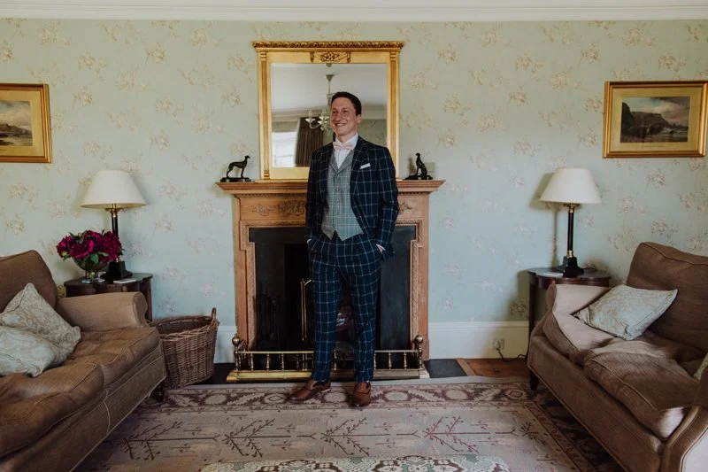 Heiraten im Zelt bei einer englischer Gartenhochzeit fotografiert von Claudia Weaver. Die Auslandshochzeit startet mit dem Getting Ready on Braut und Bräutigam im Flete Estate auf typisch englische Art.