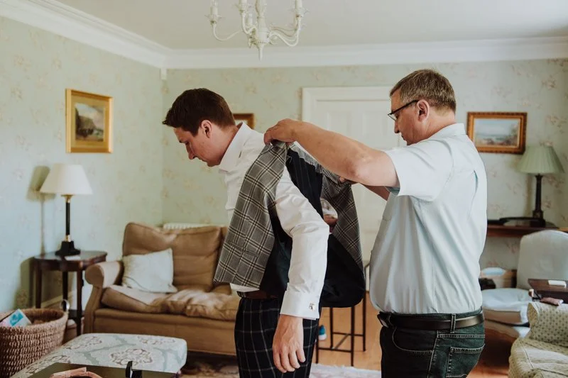 Heiraten im Zelt bei einer englischer Gartenhochzeit fotografiert von Claudia Weaver. Die Auslandshochzeit startet mit dem Getting Ready on Braut und Bräutigam im Flete Estate auf typisch englische Art.