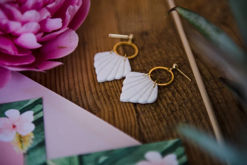 Hawaii Motto Hochzeit beim Fuschlsee im Salzkammergut in der Hochzeitslocation Ansitz Wartenfels am Berg. Claudia Weaver fotografiert das Getting Ready, d.h. die Vorbereitung des Brautpaares in der Hochzeitssuite. Anzugs und Brautkleid Fotos.