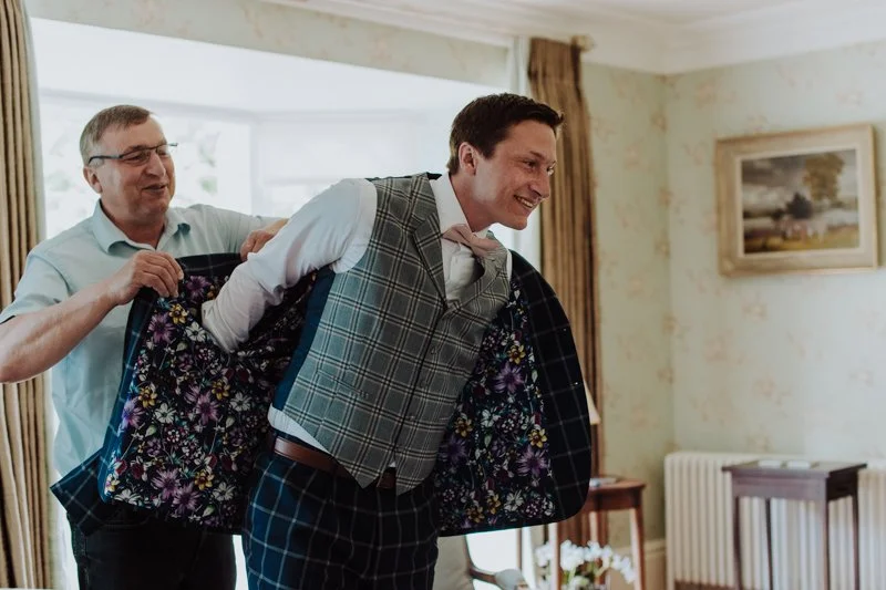 Heiraten im Zelt bei einer englischer Gartenhochzeit fotografiert von Claudia Weaver. Die Auslandshochzeit startet mit dem Getting Ready on Braut und Bräutigam im Flete Estate auf typisch englische Art.