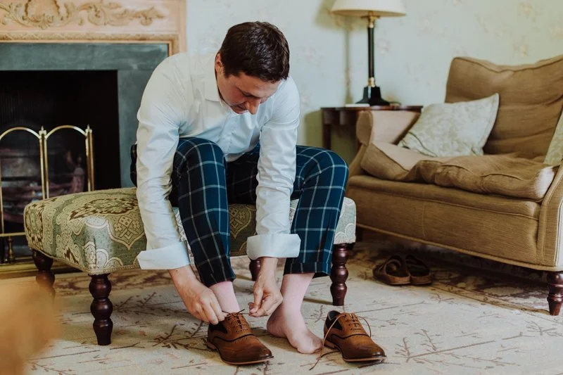 Heiraten im Zelt bei einer englischer Gartenhochzeit fotografiert von Claudia Weaver. Die Auslandshochzeit startet mit dem Getting Ready on Braut und Bräutigam im Flete Estate auf typisch englische Art.