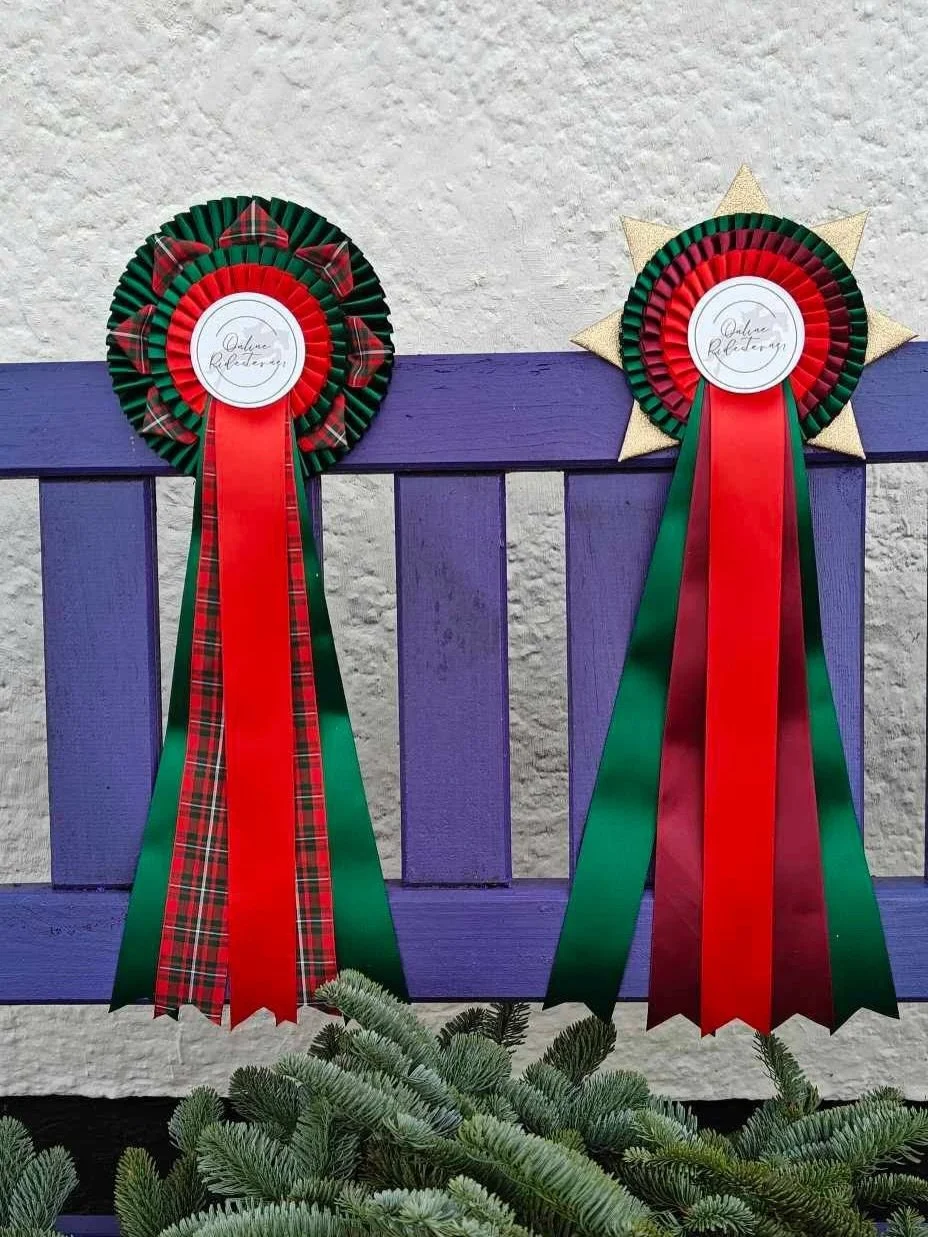 Vi har gl&aelig;det os til at vise jer dette&hellip; og NU er de her endelig! 😍

Vores helt s&aelig;rlige sl&oslash;jfe- og placeringsrosetter for december er landet &ndash; og vi er fuldst&aelig;ndig vilde med dem! ✨

@charmor.dk har igen ramt plet