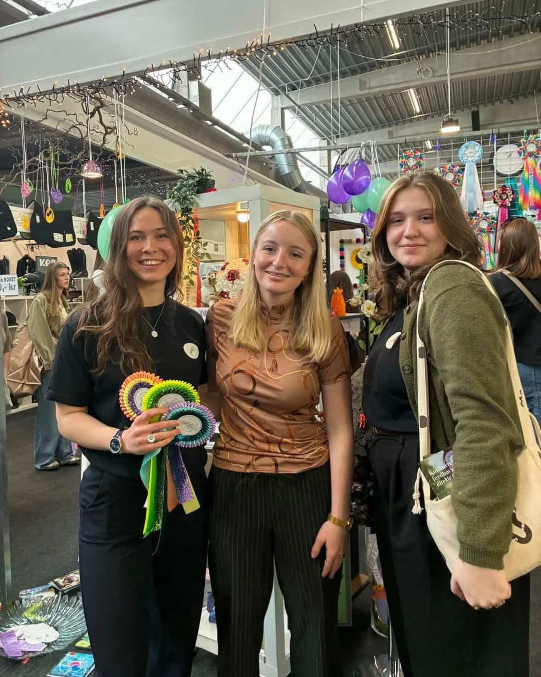 For et par uger siden var vi, ligesom s&aring; mange andre fra hesteverdenen, et smut i Herning! 🐴

Her fik vi mulighed for at m&oslash;de nogle af vores samarbejdspartnere, og skabe nye netv&aelig;rk. Det er &eacute;n af de ting, vi elsker ved at d