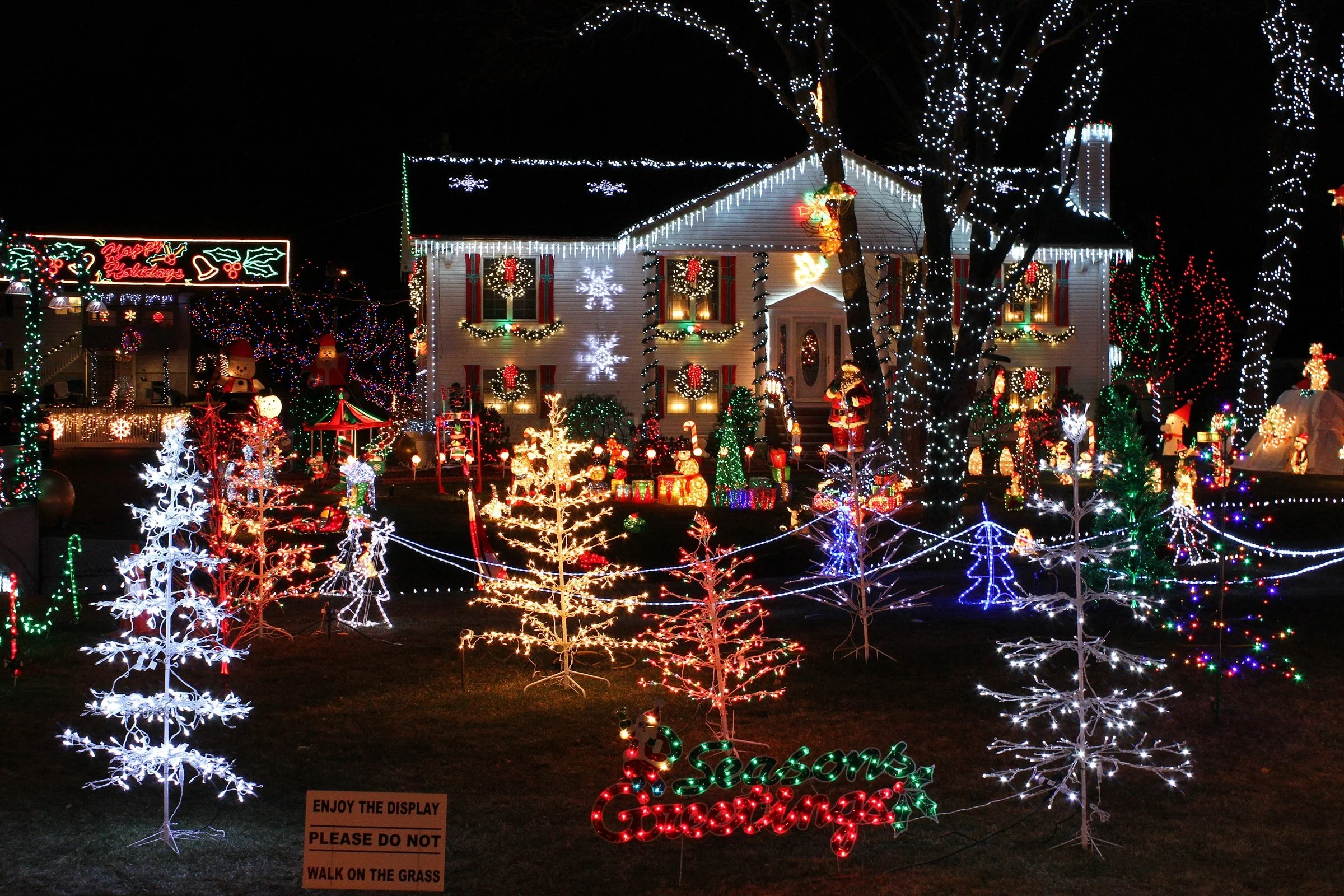 Christmas_Lights_house_display.JPG
