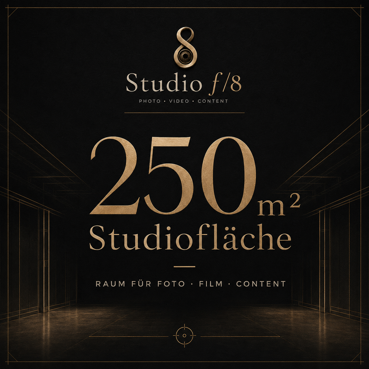 Design-Poster für ein Fotostudio mit 250 Quadratmeter Studiofläche, goldene und schwarze Farbgestaltung, schwarze Wand mit goldenen Linien, in der Mitte groß die Zahl 250, oben das Label 'Studio f/8', unter dem Text 'Photo, Video, Content', und unten die Beschreibung 'Raum für Foto, Film, Content'.