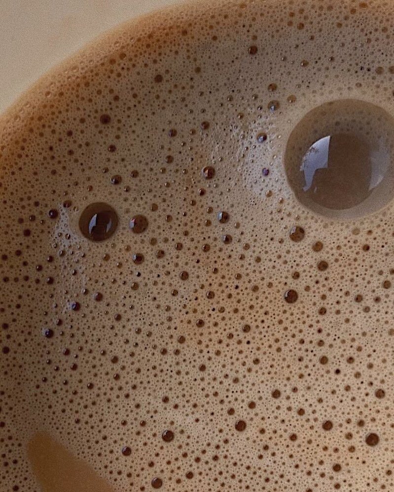 On se rapproche de la sortie de ma collection d&rsquo;illustrations 🪴 j&rsquo;ai h&acirc;te, j&rsquo;ai peur, mais j&rsquo;ai h&acirc;te 
☕️ via @pinterest
.
.
.
.
#coffee #coffeetime #crema #milk #milkfoam #barista #inspo #art #pinterest #cup #bubb