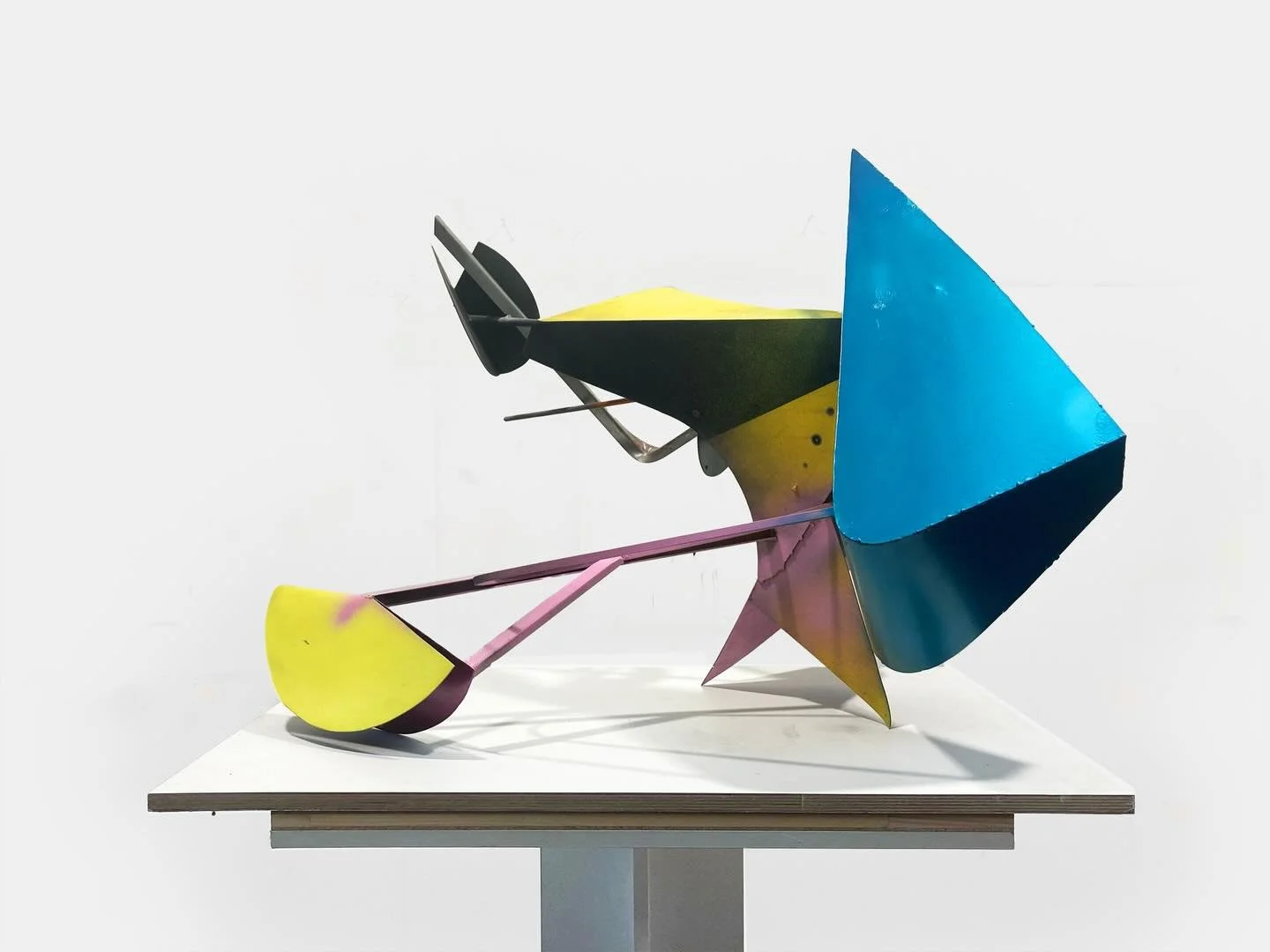 from steel sculpture series 2024/25, steel , bent, welded, lacquered, on wooden base.
.
.
.
.
.
#art #sculpture #contemporaryart