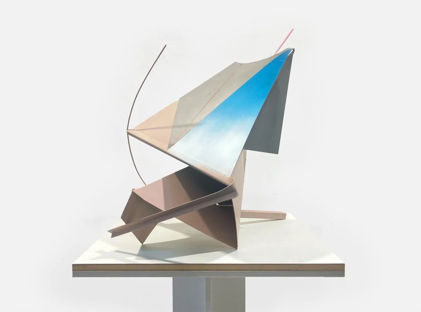 from steel sculpture series 2024/25, steel , bent, welded, lacquered, on wooden base.
.
.
.
.
.
#art #sculpture #contemporaryart