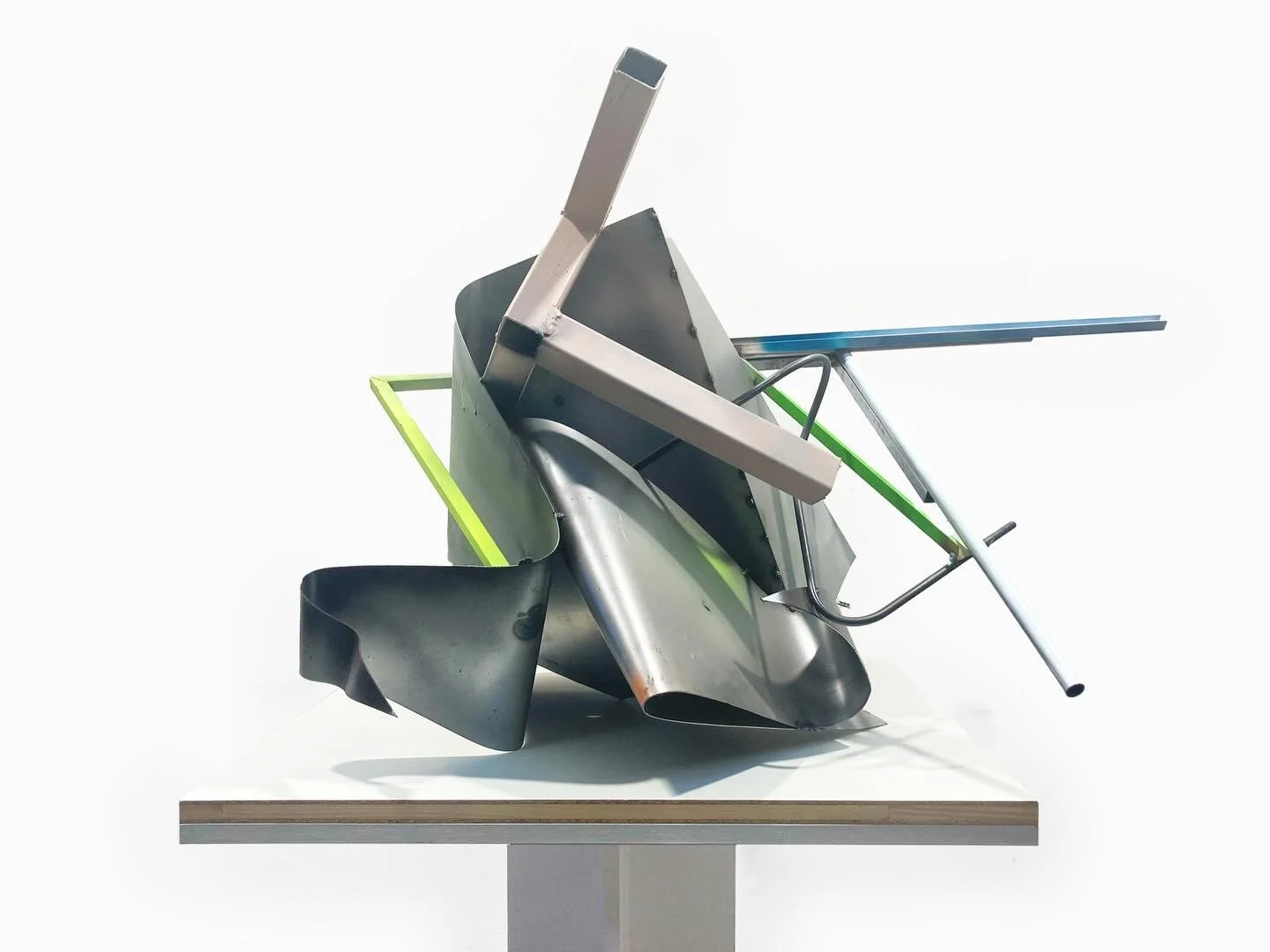 from steel sculpture series 2024/25, steel , bent, welded, lacquered, on wooden base.
.
.
.
.
.
#art #sculpture #contemporaryart