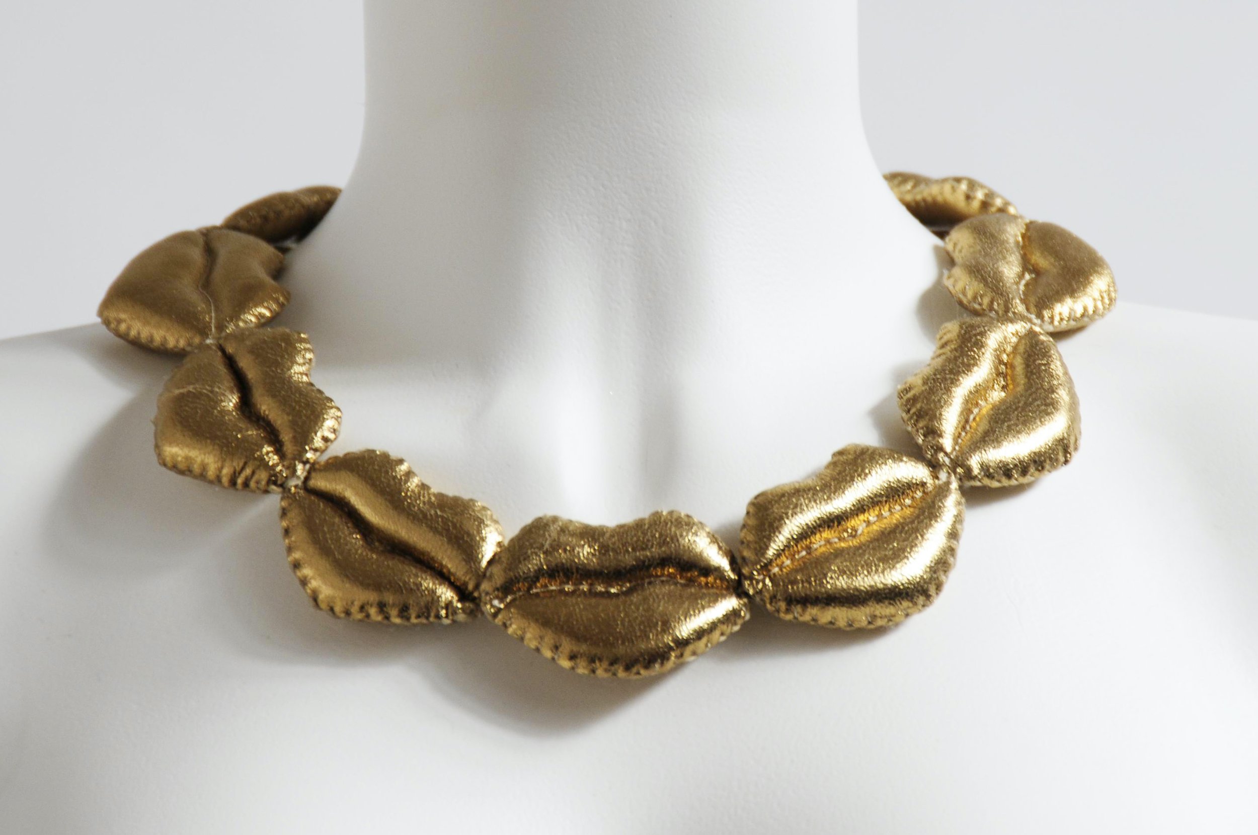 Linda Molenaar 201302 Kiss necklace gold 01.jpg