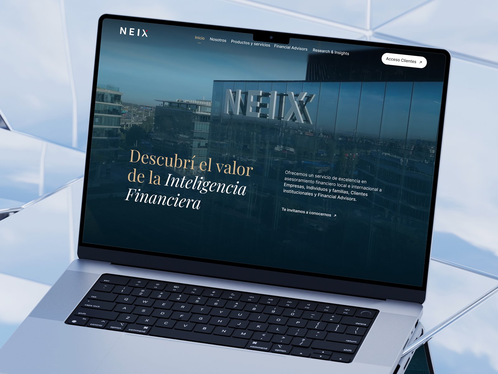 Pantalla de laptop que muestra el sitio web de Neix, una empresa de asesoría financiera, en un entorno moderno y luminoso.