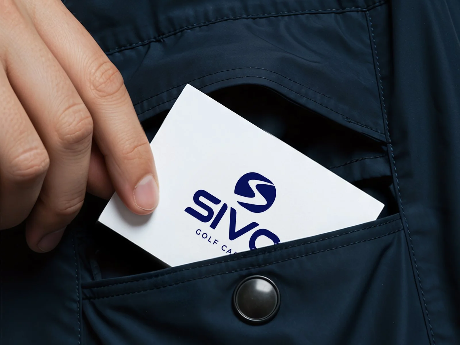 Mano colocando una tarjeta de presentación de la marca Srixo en el bolsillo de una chaqueta negra.