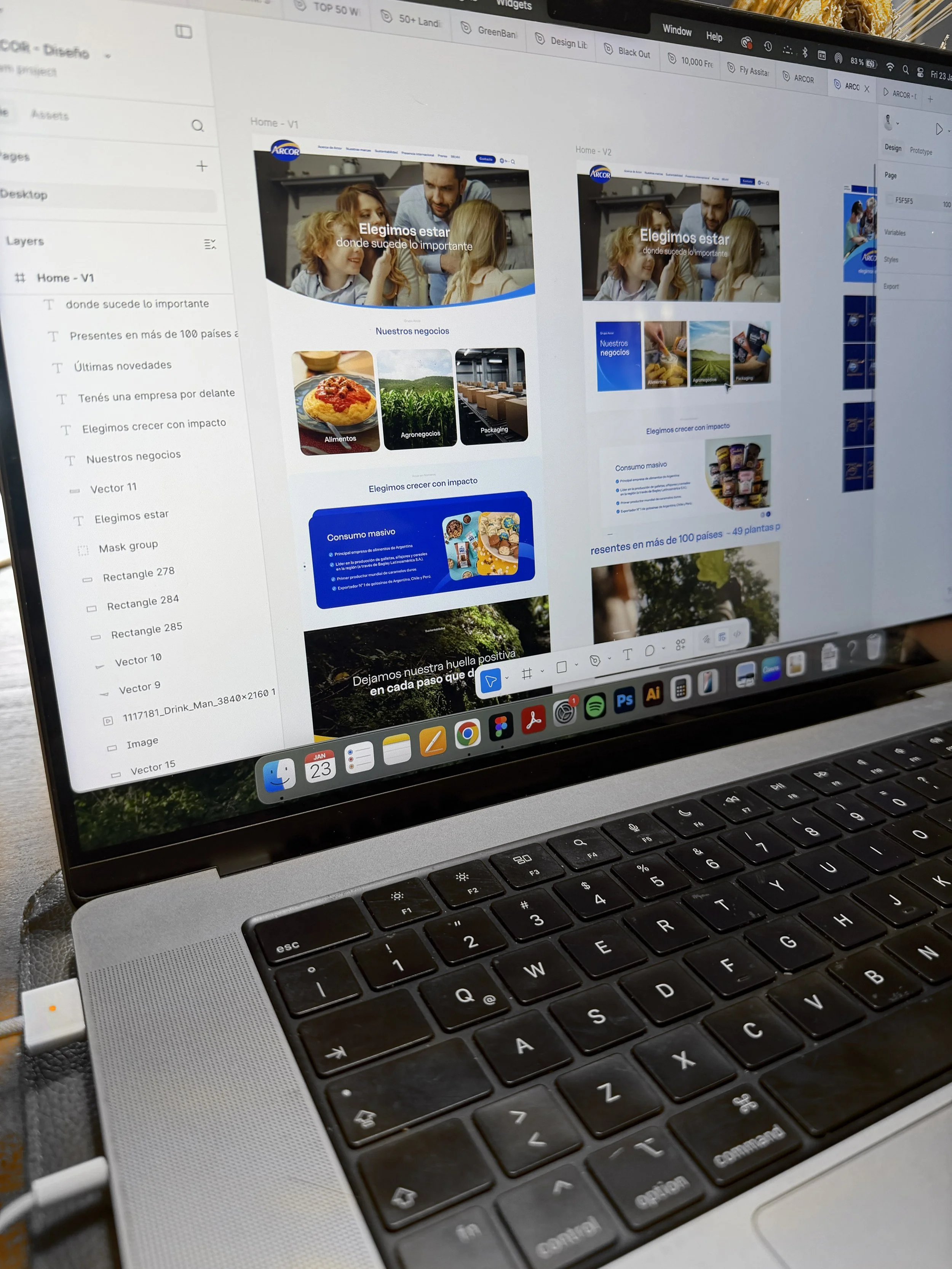 Pantalla de computadora portátil mostrando el diseño de una página web con varias secciones y algunos textos en español, además de aplicaciones abiertas en la barra de tareas.
