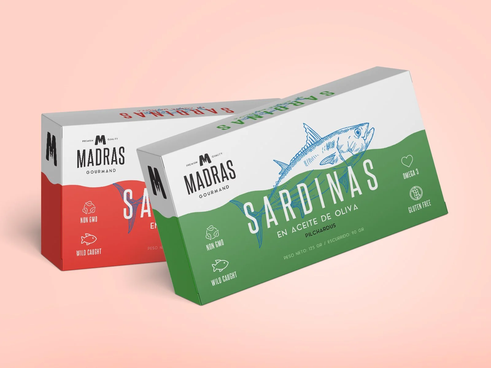 Dos cajas de sardinas maduras, una en aceite de oliva y otra en salsa, con etiquetas que indican que son no GMO, ciclo de vida salvaje y libres de gluten, en un fondo rosado.