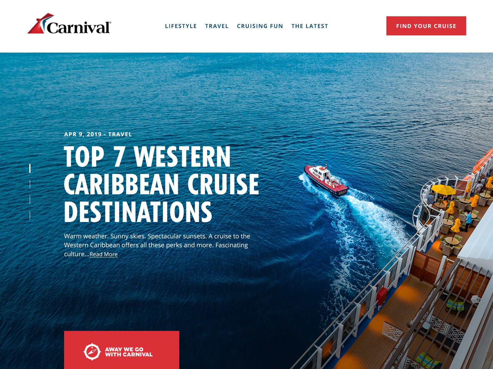 Imagen de una página web de cruceros con vista al océano, mostrando un barco de crucero en movimiento con pasajeros en la cubierta disfrutando del exterior.