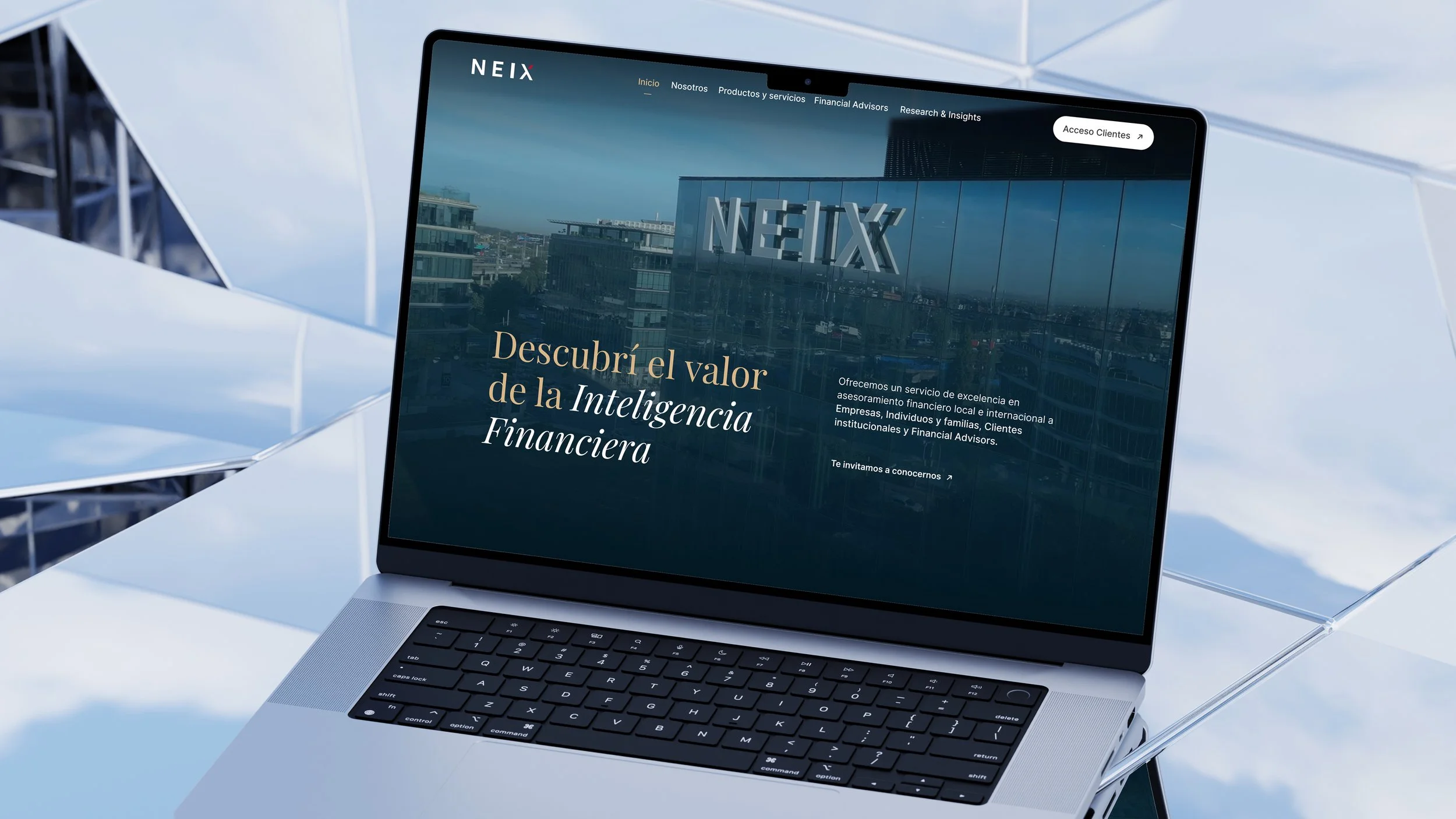 Pantalla de computadora portátil en un escritorio, mostrando la página web de NEIX con información sobre valor de inteligencia financiera en español.