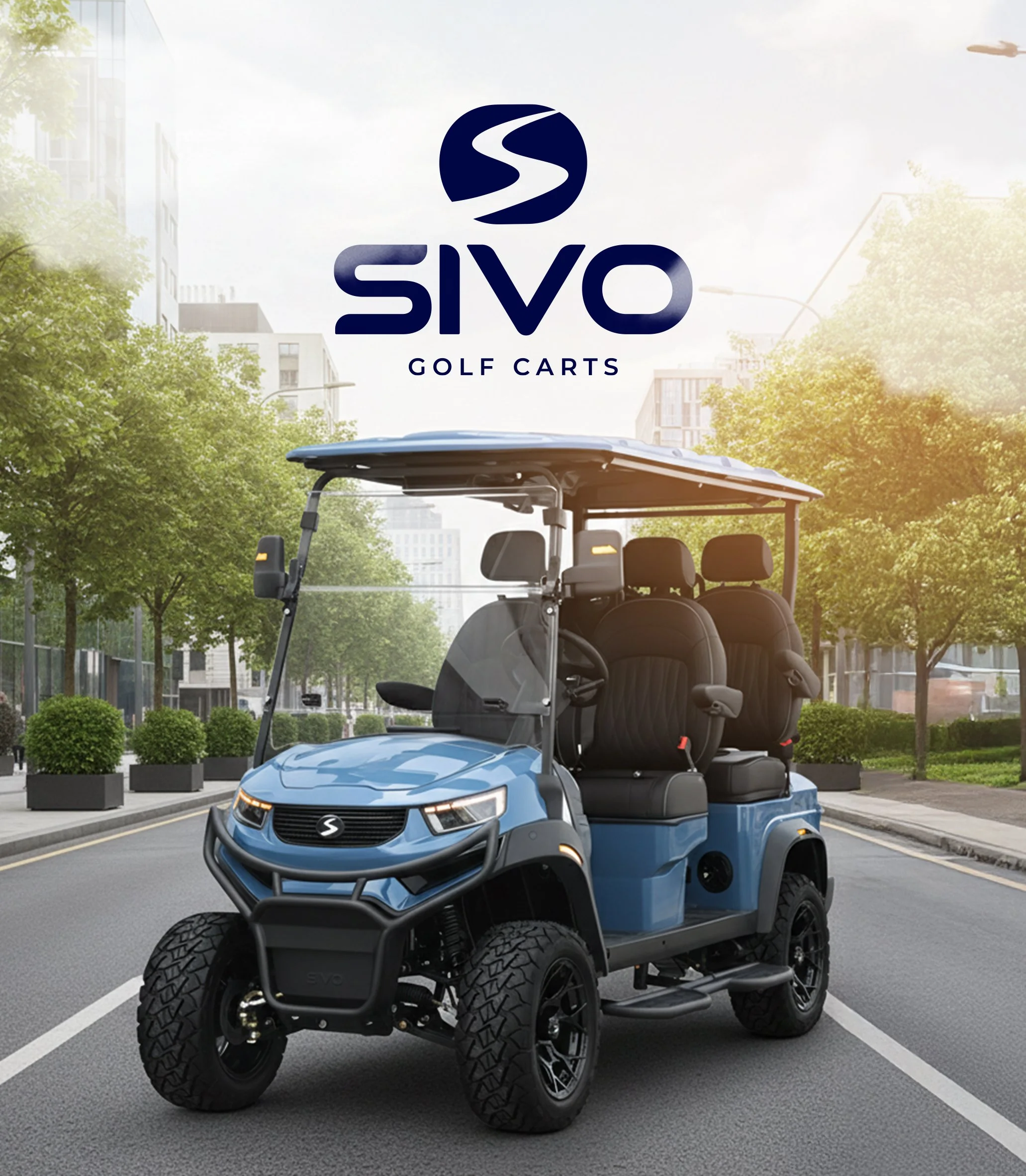 Un coche de golf eléctrico azul con asientos para cuatro personas en una calle urbanizada con árboles y edificios, y el logotipo de Sivo Golf Carts en la parte superior.