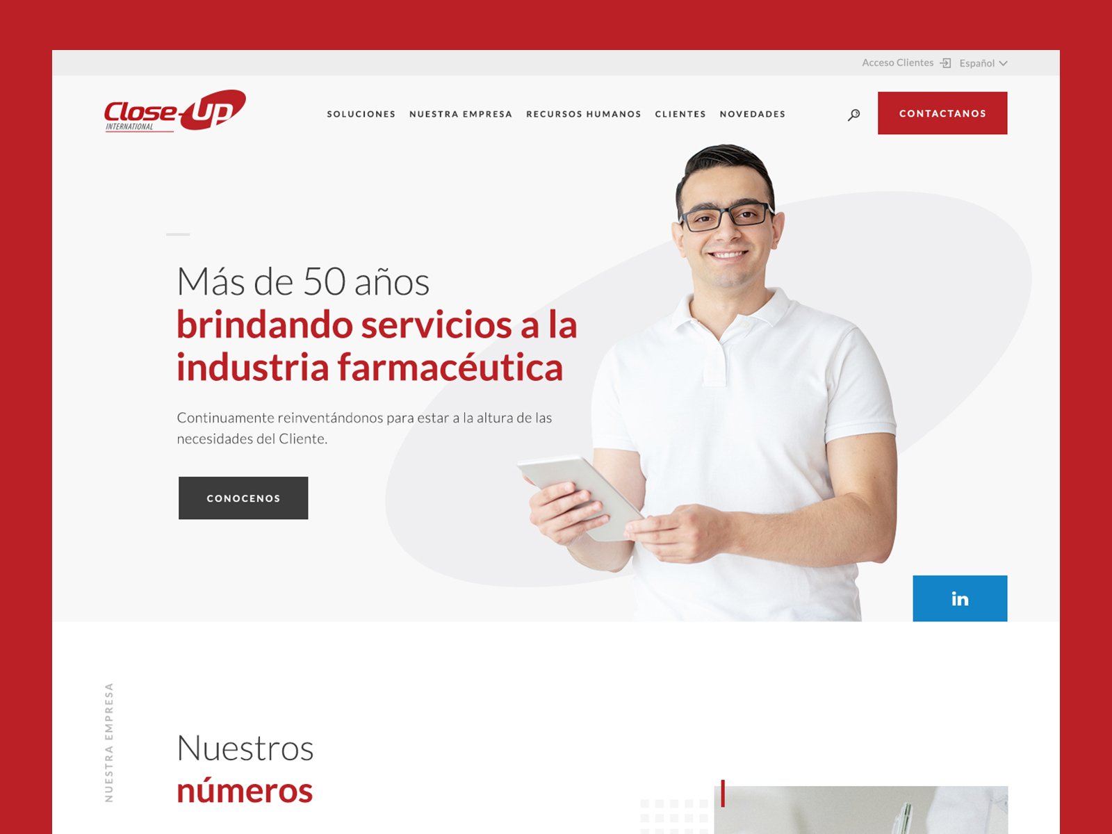 Pantalla de inicio de sitio web de Close Up Internacional con un hombre sonriendo y sosteniendo una tablet, con texto que resalta más de 50 años brindando servicios a la industria farmacéutica.