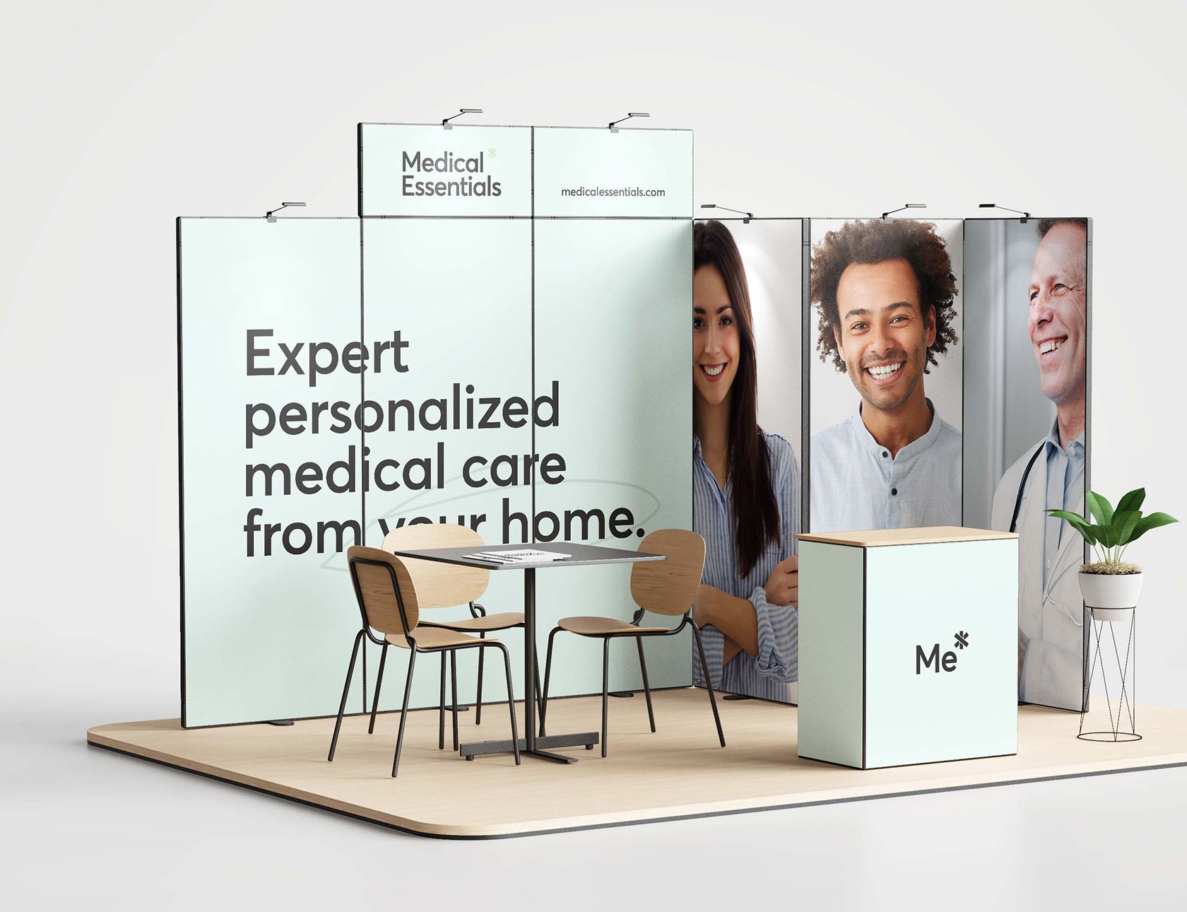Stand de exhibición con cartel que dice 'Expert personalized medical care from your home' y muestra fotos de personas diversas, con un escritorio y sillas, además de una planta en un macetero