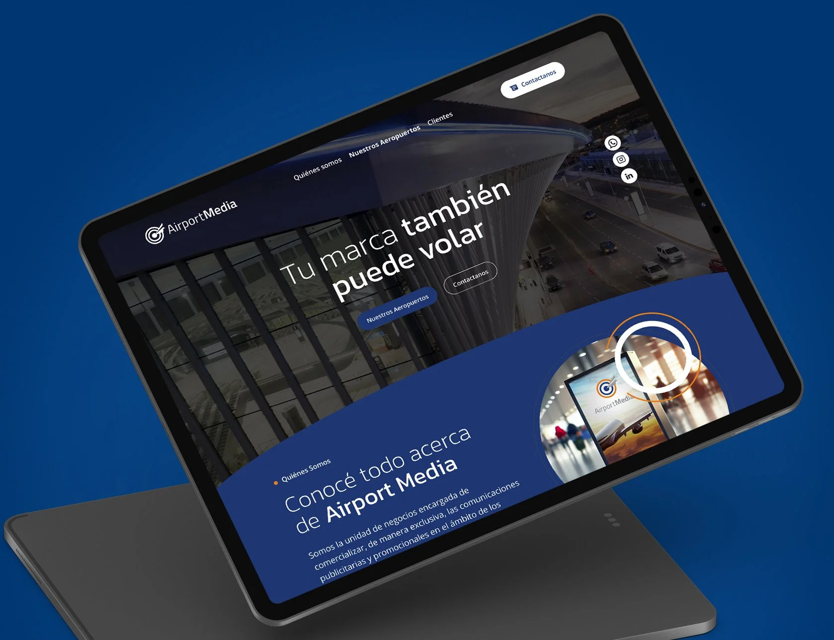 Pantalla de una tableta con página web de Airport Media, en un fondo azul, mostrando el sitio web con información sobre la empresa y sus servicios.