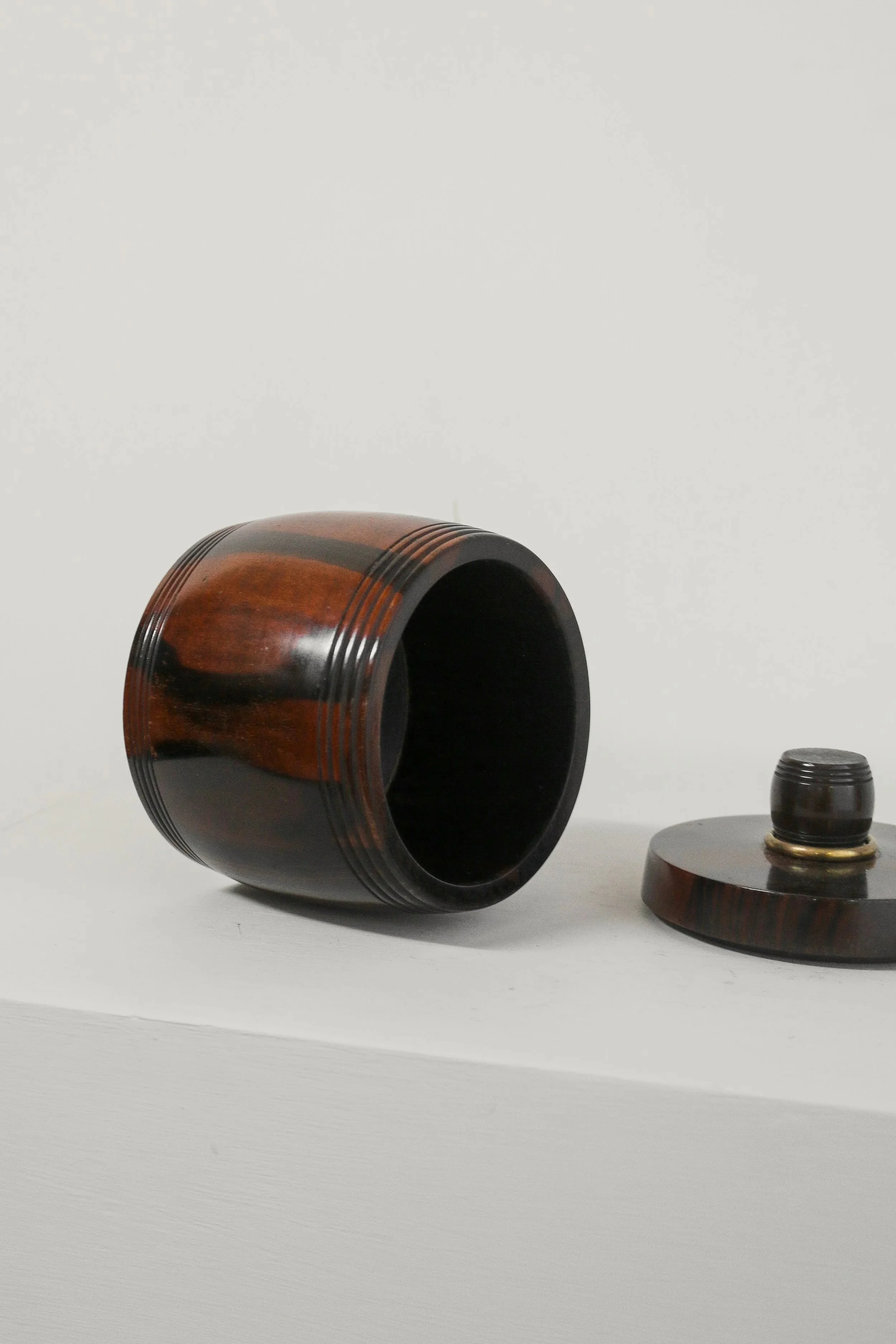 Macassar+ebony+round+wooden+box+%286+of+1%29.jpg