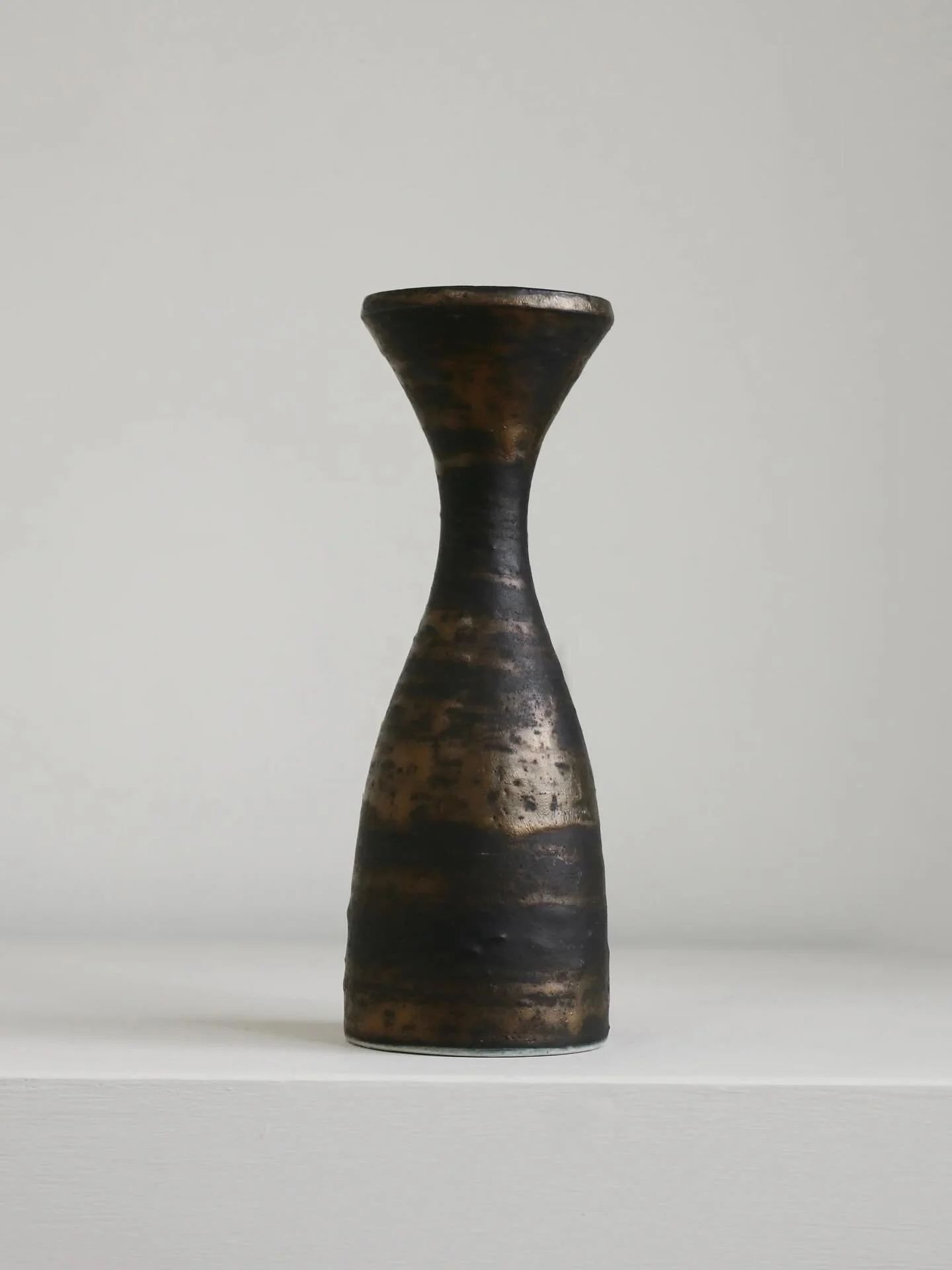 Studio vessel by British ceramicist, Chris Carter.
Tonal surface in manganese glaze. 
Online now 

#studiopottery #studioceramics #modernistdesign