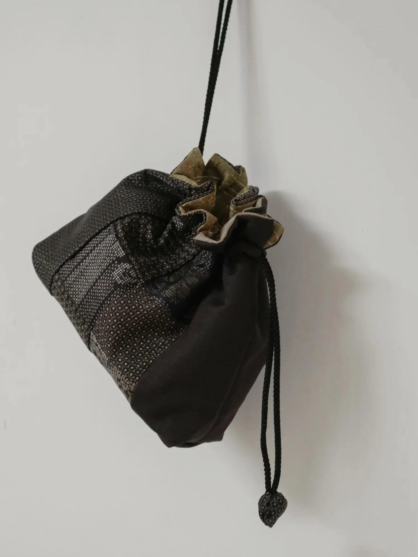 New online - A small run of kinchaku pouches made from vintage Oshima Tsumugi silk.
Soft structure, pieced panels, with variations in pattern and tone.

One-off pieces, handmade in Japan.