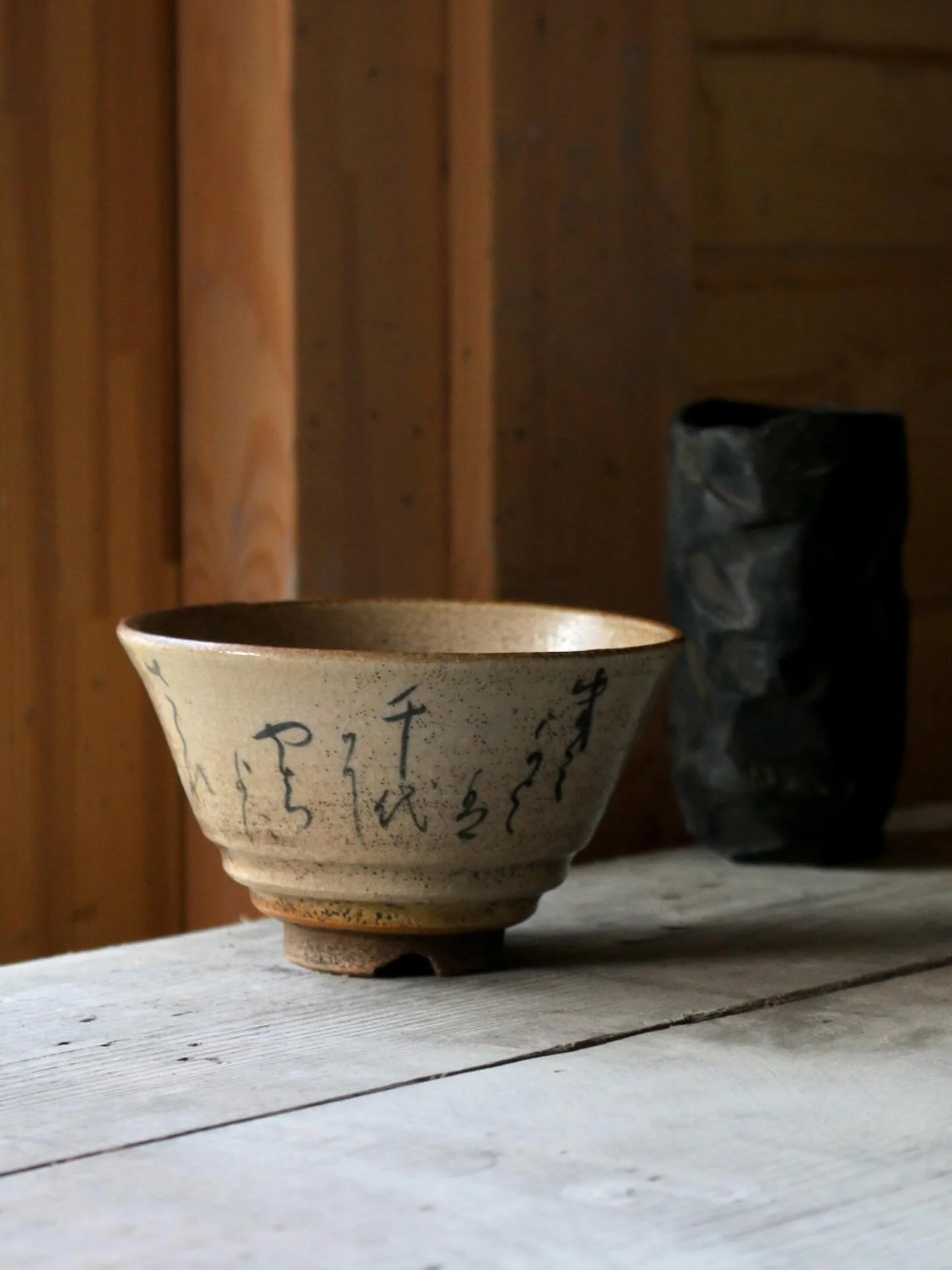 Poem tea bowl by Shigenobu Matsumoto.
Meiji era. 
Stoneware with a speckled glaze and brushed decoration. Low, open form with a traditional Wari-kodai split foot.

Online now.

#japaneseceeamics #chawan #teabowl