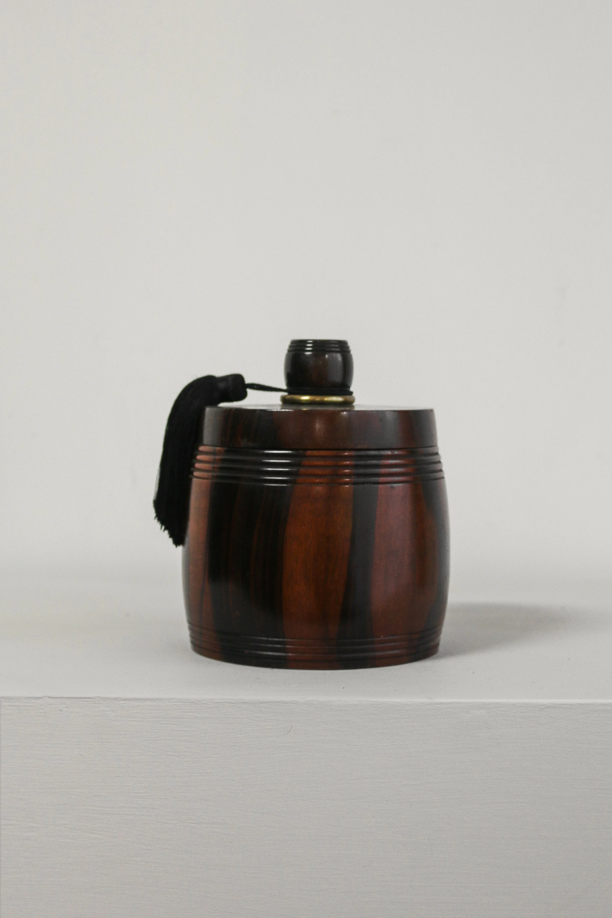 Macassar ebony round wooden box (1 of 1).jpg
