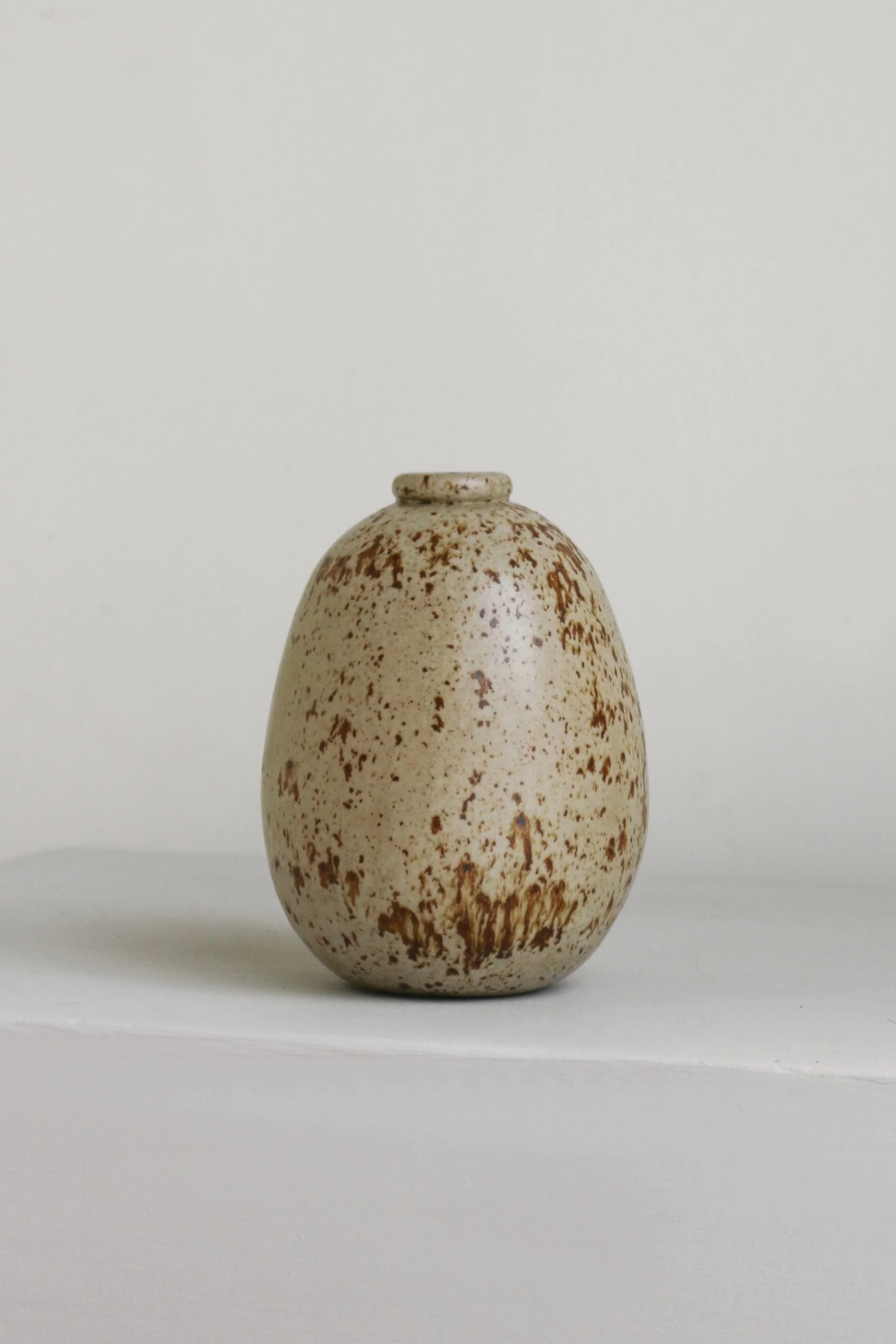 Ovoid+Egg+Studio+Pottery+Vase+%281+of+1%29-2.jpg