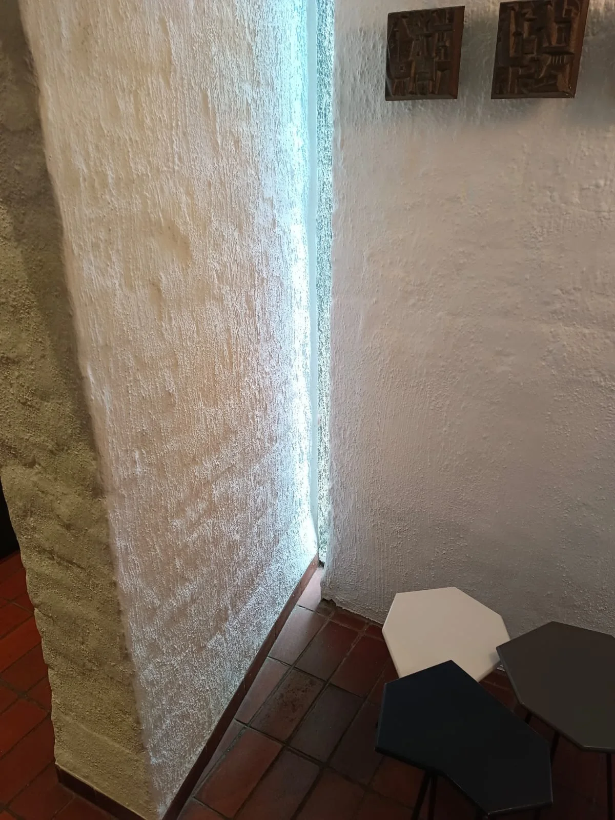 Picture of a textured wall with a light shaft inside the Eduardo Villa house in Joburg taken by Thorsten Deckler