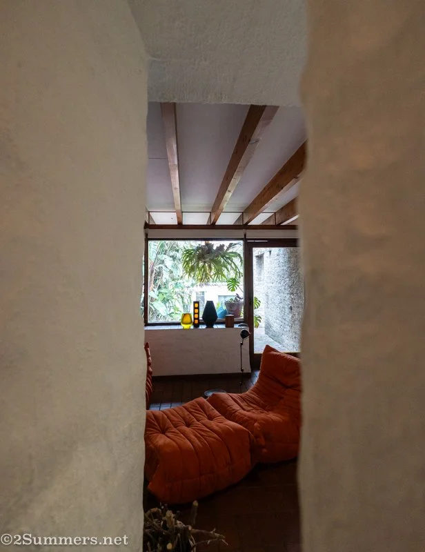 Picture of a slot in the wall at the Eduardo Villa house in Joburg taken by architect Thorsten Deckler