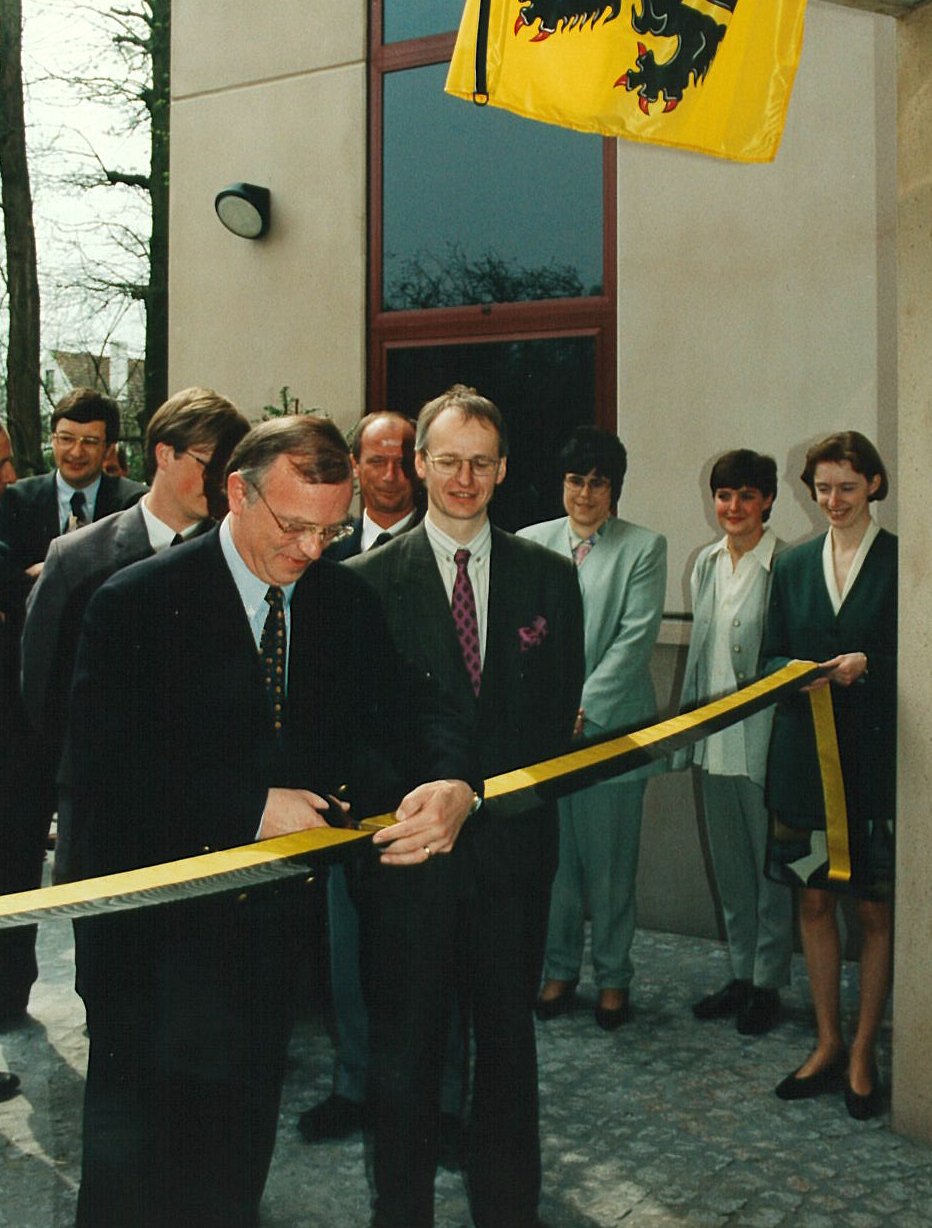 Opening VIB_Luc VD Brande knipt lintje_1995_LR_.jpg