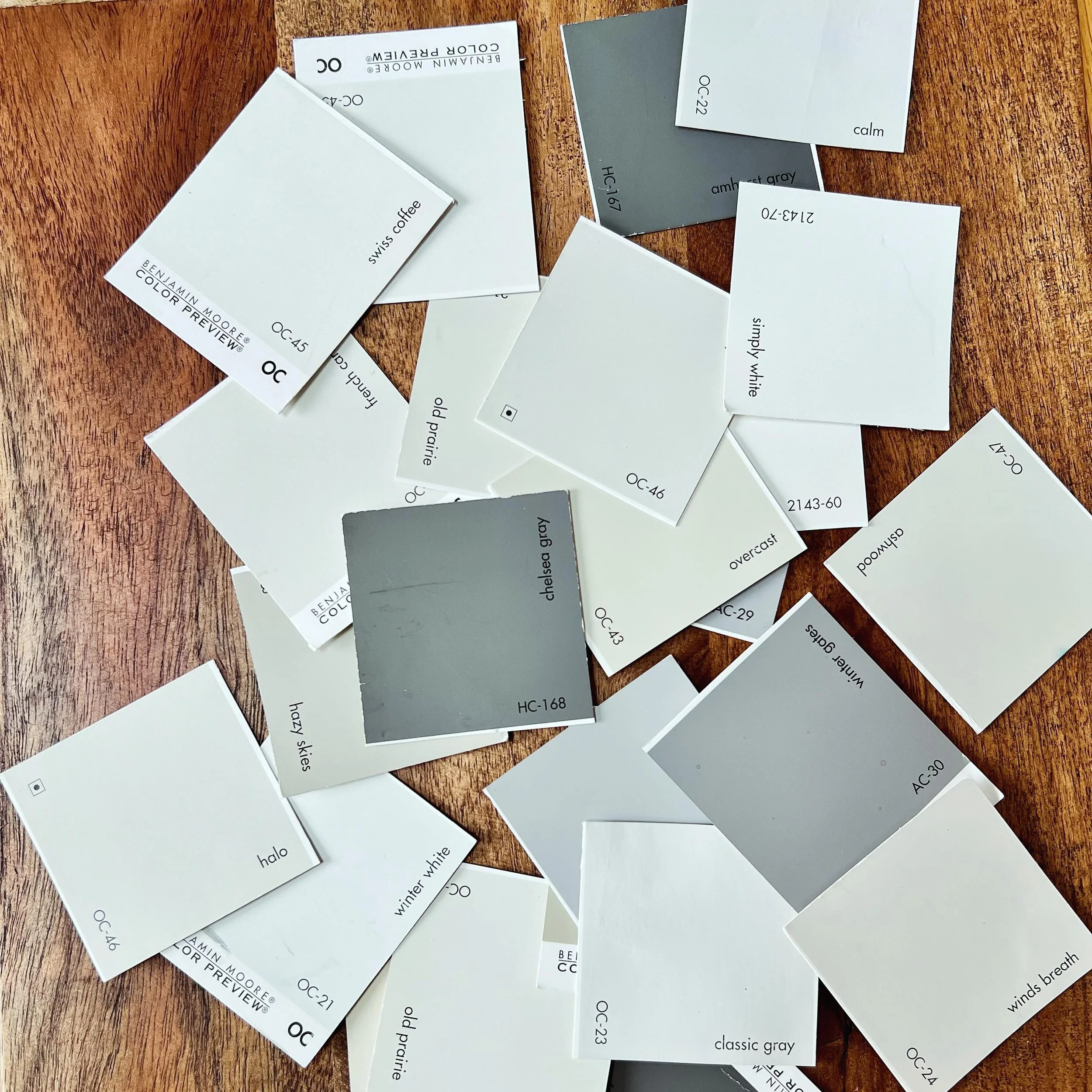 Let&rsquo;s talk paint colors&hellip; it&rsquo;s my love language 🖤🤍

There are some simple steps that go into making the right selection for your space.
A lot of people make the wrong choices!
.
.
Drop your paint Q&rsquo;s in the comments and I&rs