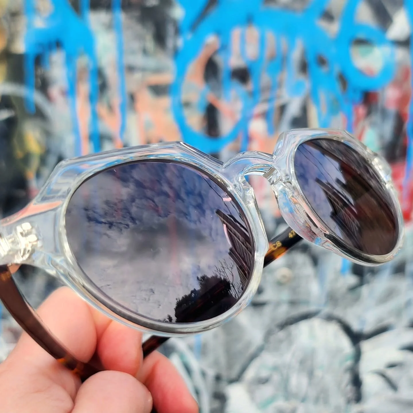 Framed by the city, made for the spotlight. 🖤✨
These clear statement sunglasses bring effortless edge to every street you walk. Bold lenses, clean lines, and just the right amount of attitude &mdash; because your view should be as iconic as you are.