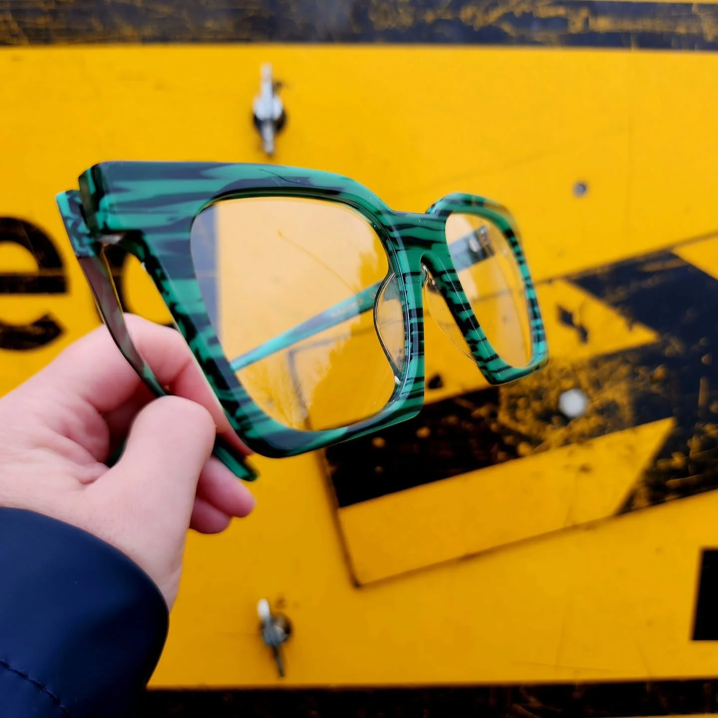 Clean lines. Strong colour. No filters needed.

This bold KAZUKO in green marble keeps it sharp and structured, while letting the shape do all the talking.

Confident. Graphic. Effortlessly cool.

Would you wear this green? 💛💚

#GreenFrames #Statem
