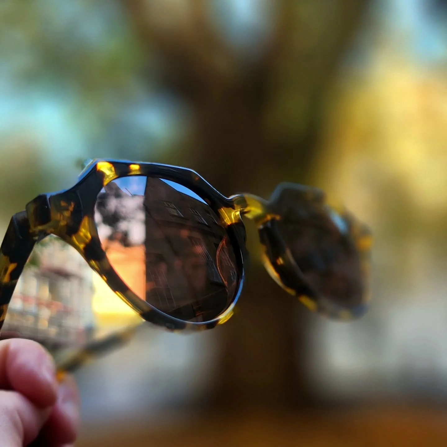 Weather may be gloomy, but your eyewear doesn't have to be. Explore our SALE - now live on our website - and step into the new season with style.

#ukstyle #ukfashion #shopuk #saleuk #shopsmalluk