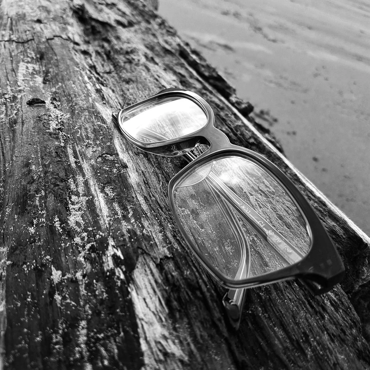 Not everything needs to be clear to make sense.
Some days you pause.
Some days you zoom out.
Some days you just let things be.
Which one are you today? 👇

#SlowLiving #MindfulMoments #UKLifestyle #Perspective #BlackAndWhite