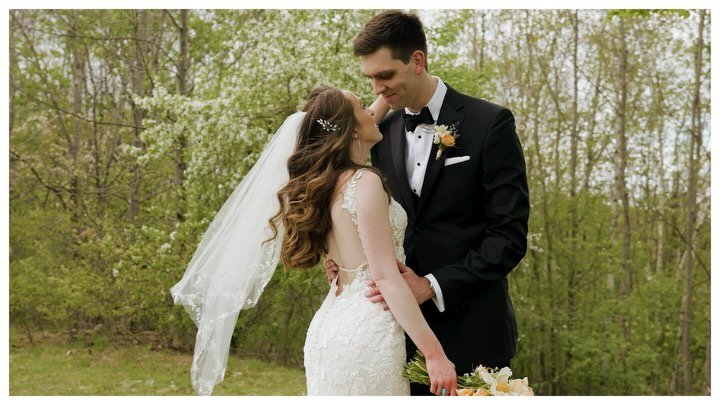 Postcards from Julia &amp; Matthew&rsquo;s wedding at Valley View Farm 

1. J&amp;M share a kiss during portraits
2. Views from above Valley View Farm
3. The guys make a toast
4. Bride folk sharing some laughs
5. First look 👀 
6. Dramatic thundersto