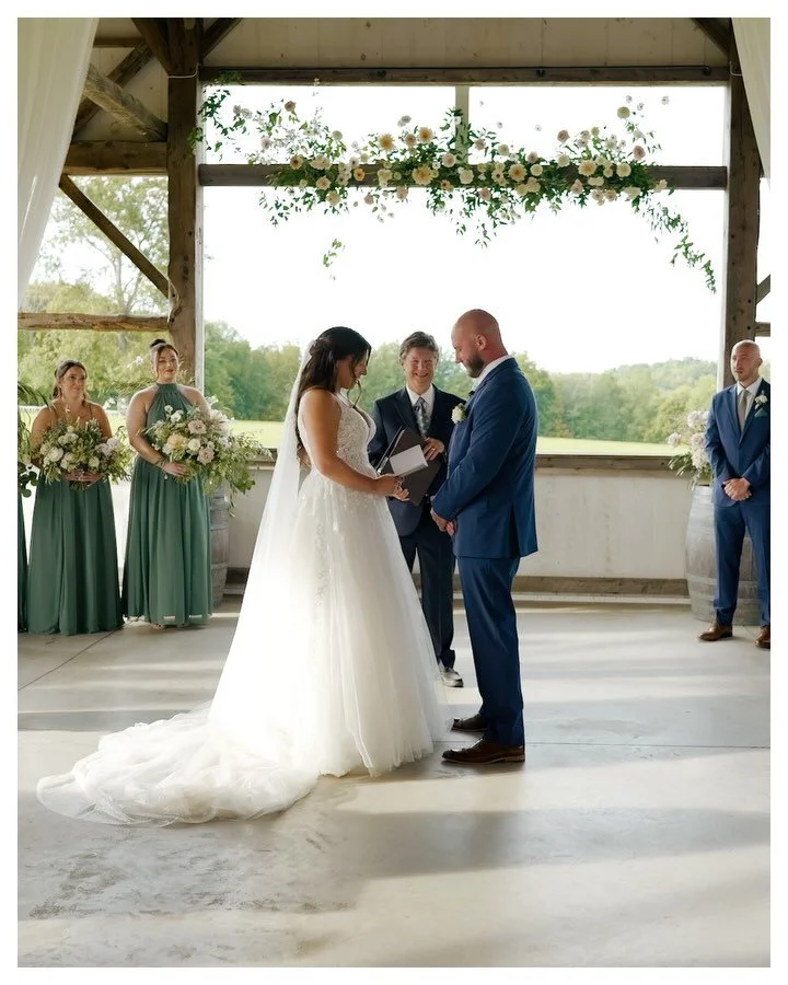 Spring has sprung and the pollen count is rising 😉 

Venue: @valleyviewfarmwedding
Video: @veiledinmotion
Photo: @ashleyolafssonphotography
HMU: @honey.hairandbeauty
Florals: @forestflowers_design
Dress: @missstellayork
DJ: @viren_entertainment
Sign