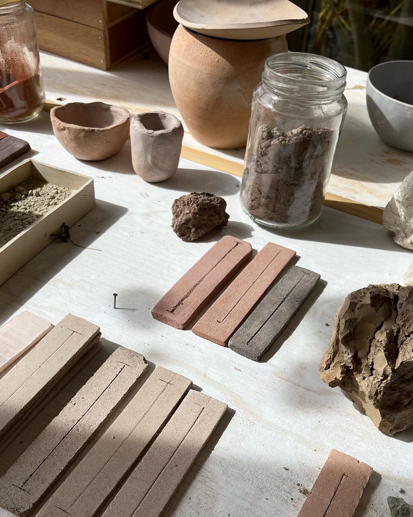 snippet from our wild clay workshop in Andalusia with @tierradearcillas.

#clay #soil #earth
#ceramicartist #wildclay #localclay #geology #mineral
#naturalmaterials #rawmaterials #materialresearch
#minimal #ceramics #clay #redsoil #motherearth
#natur