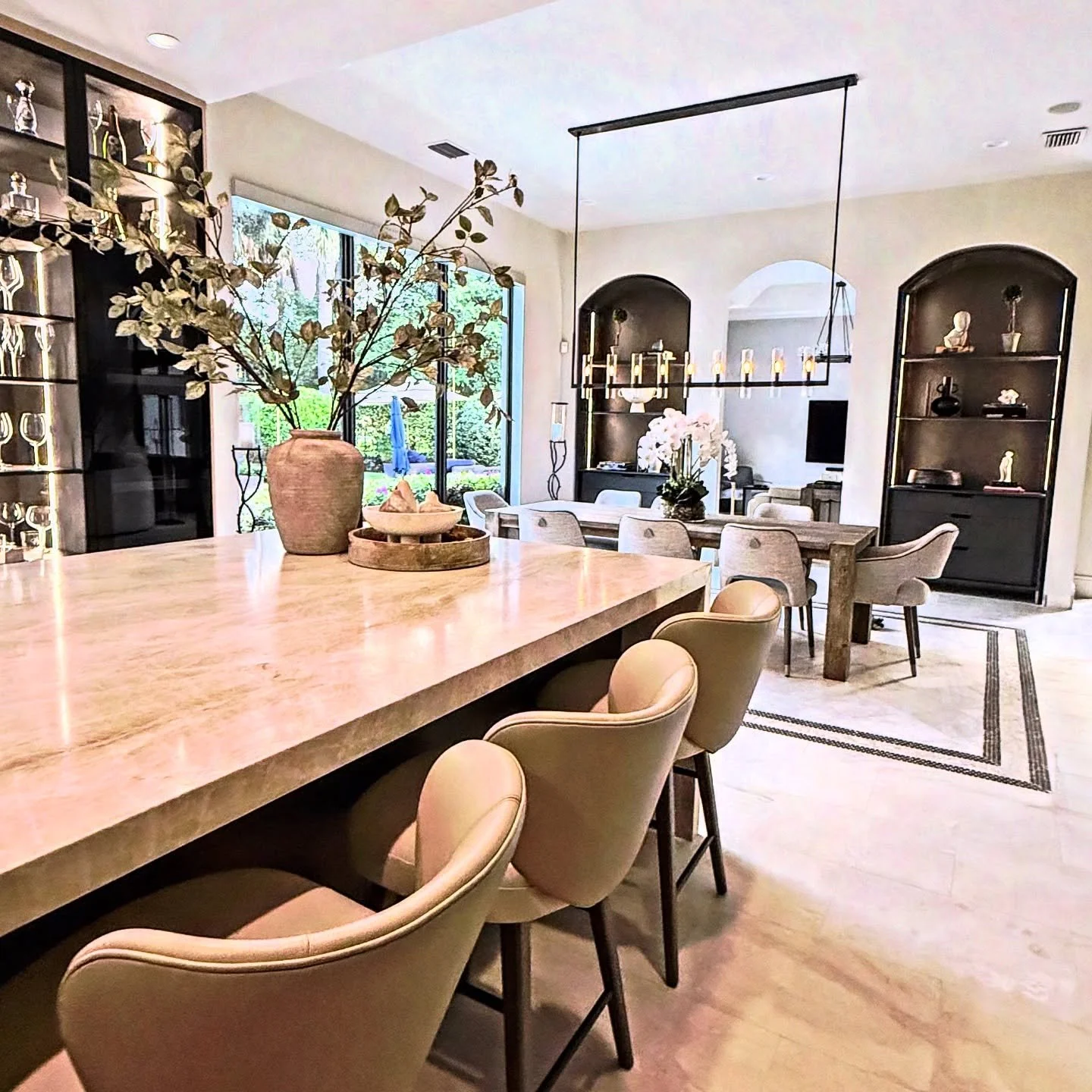 Between flowing lines and whispering textures,this space comes alive in a delicate balance between elegance and warmth.
Light dances across the surfaces,
drawing shadows that breathe calm and harmony.
Every element was designed to embrace,
to invite 