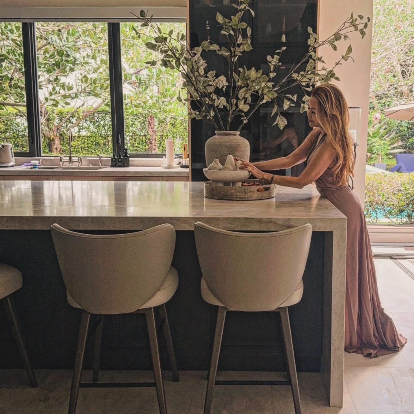 A stone island, solid and serene, where life unfolds slowly&hellip;
where we talk, laugh, and share.
This is how I dreamed this corner &mdash; and today, it&rsquo;s the heart of my home 🤍

Una isla de piedra, s&oacute;lida y serena, donde la vida oc