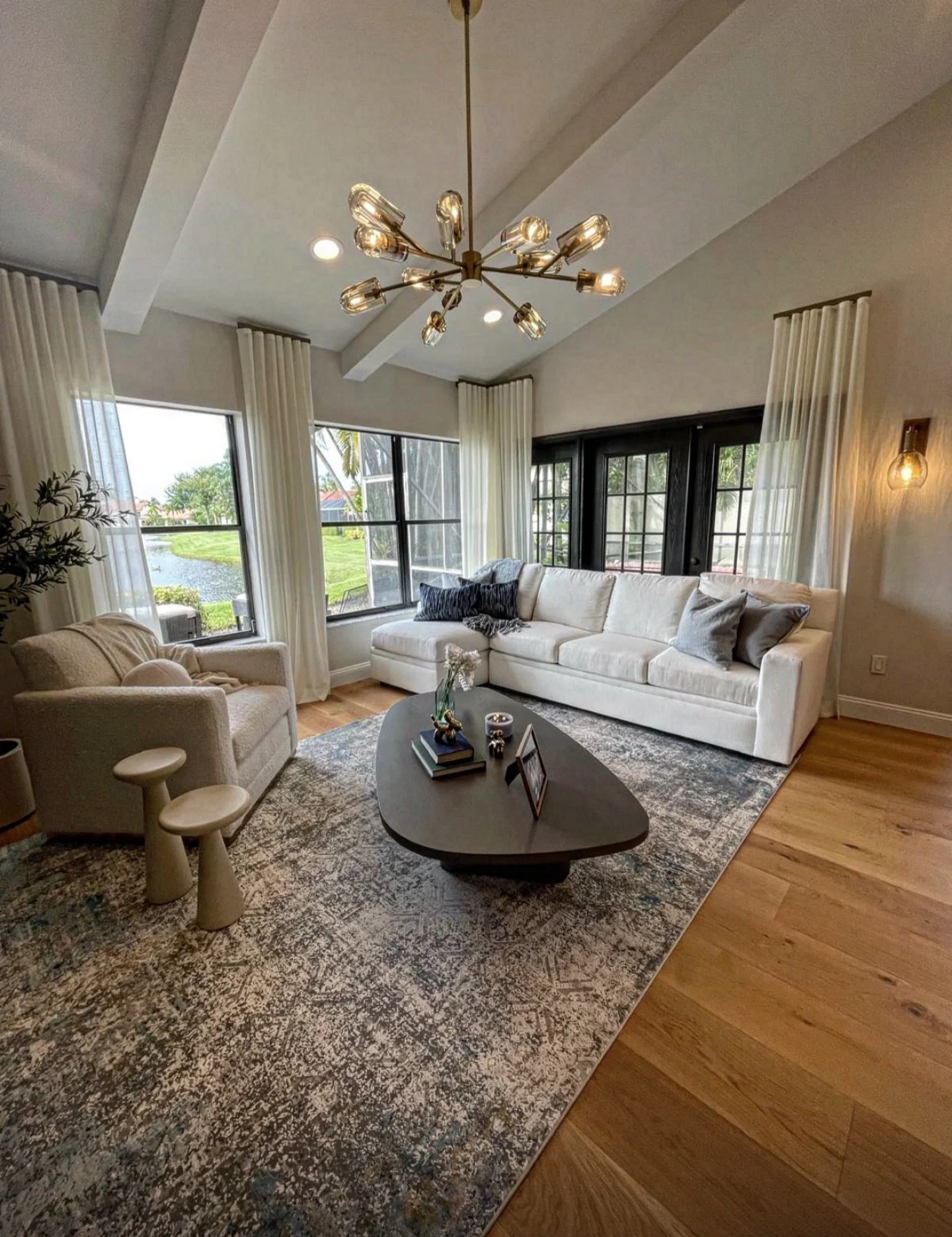 Silent luxury ✨
Luxury isn&rsquo;t loud.
It&rsquo;s how a space makes you slow down.
The light, the silence, the balance.
Nothing competes &mdash; everything belongs.
This is not a living room designed to impress.
It&rsquo;s designed to hold you.

Sa