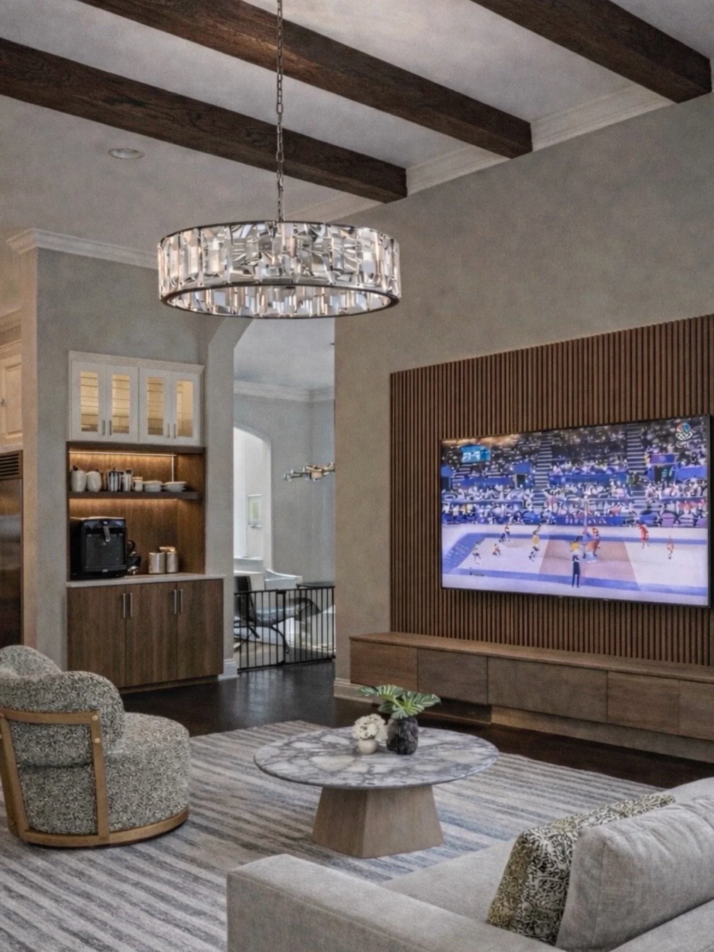 A cozy TV corner doesn&rsquo;t have to sacrifice style 🤍

The secret is balance:
-Warm, neutral tones that invite you to relax
-A comfortable sofa with soft texture textures
-A statement chandelier 
-Hidden cables and intentional d&eacute;cor
-Integ