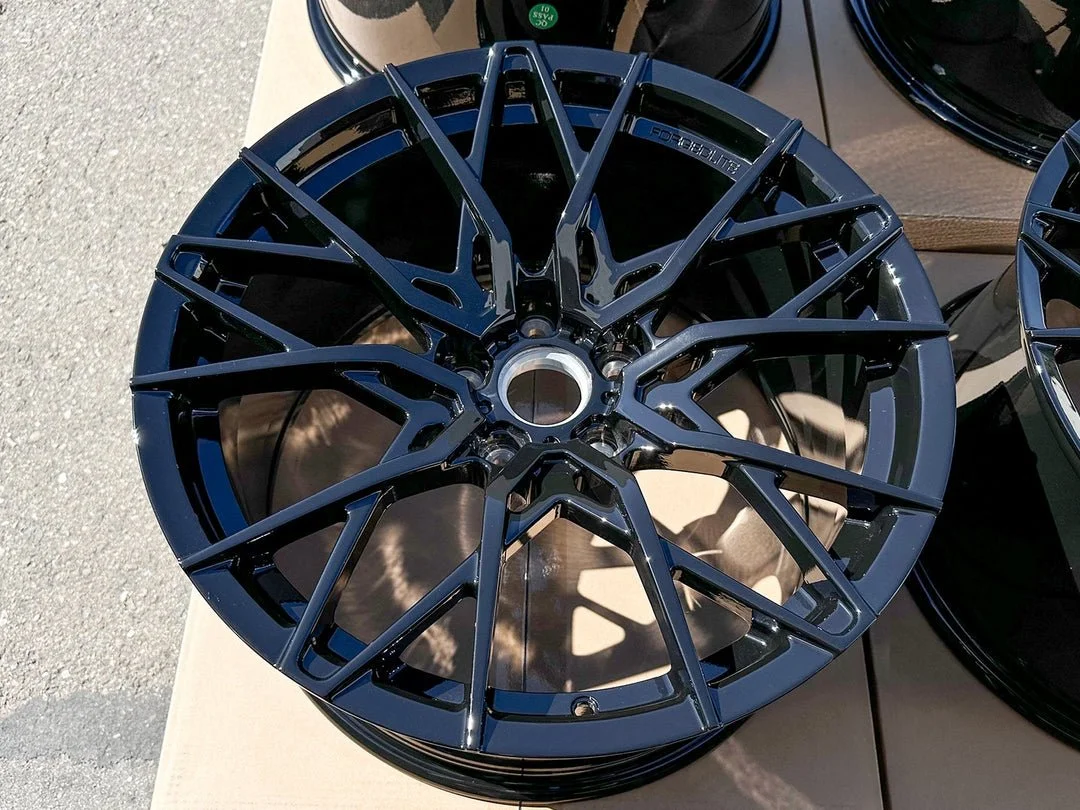 FORGEDLITE-MC20-GLOSS-BLACK-WHEELDESIGNERS-02_08003082-6ce4-464a-adb2-377f7ae073e9.jpg